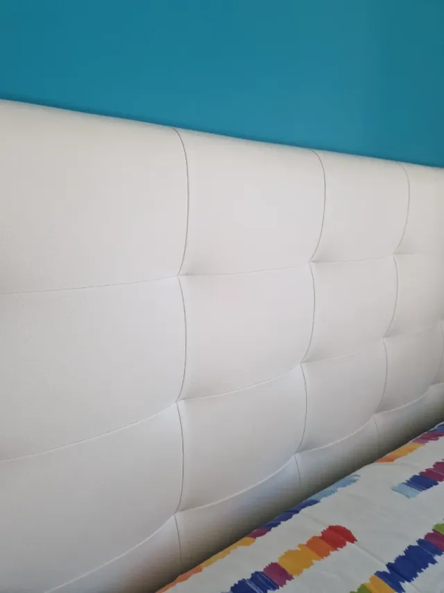 Cabezal de cama blanco capitoné