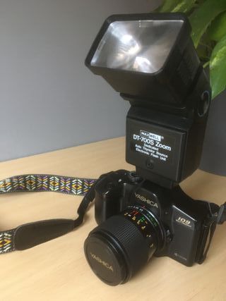 Cámara Yashica 109 con flash y bolso