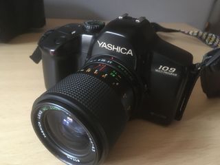 Cámara Yashica 109 con flash y bolso