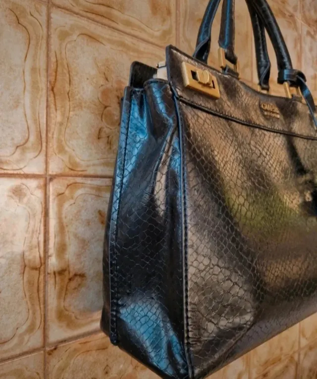 Bolso Guess Negro Piel Serpiente