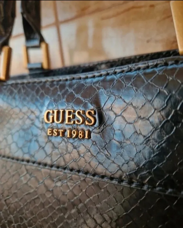 Bolso Guess Negro Piel Serpiente