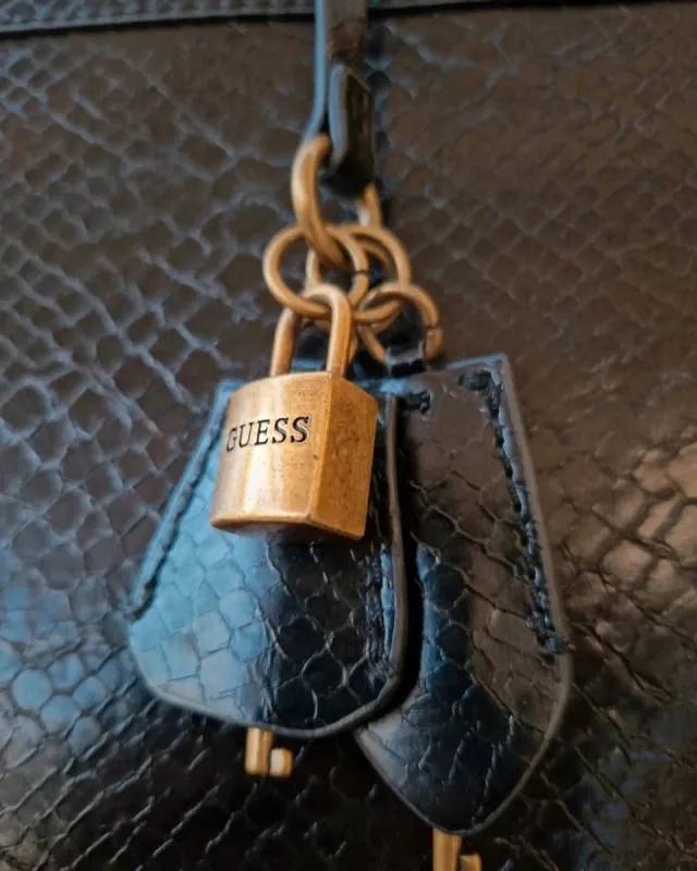 Bolso Guess Negro Piel Serpiente