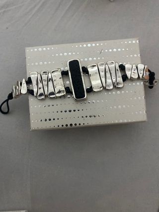 Pulsera plata y negro no envio