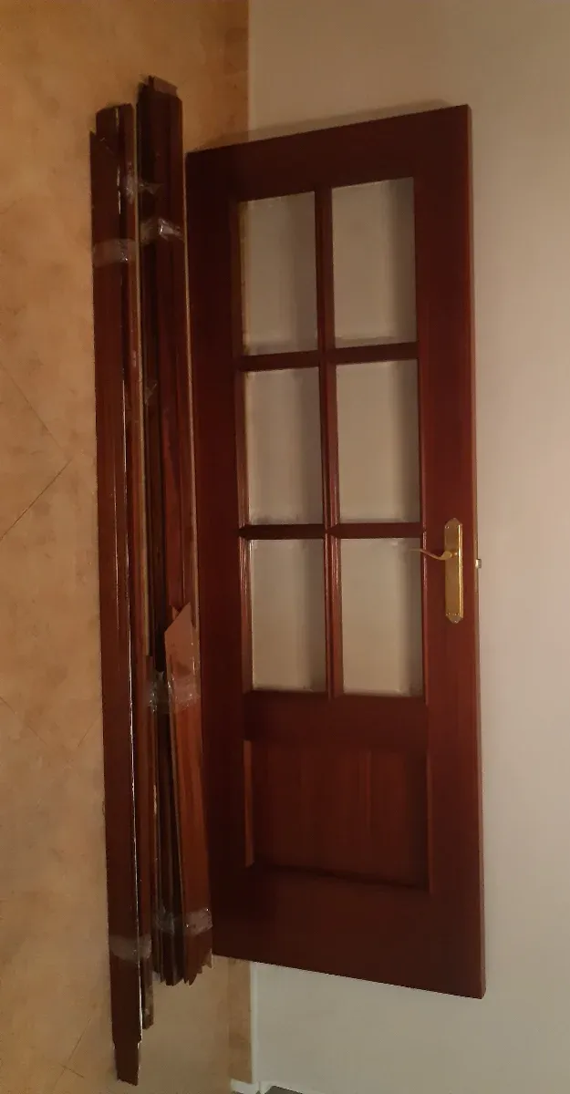 Puerta de madera con cristales