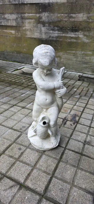 Statuetta in pietra per fontana bambino con pesce