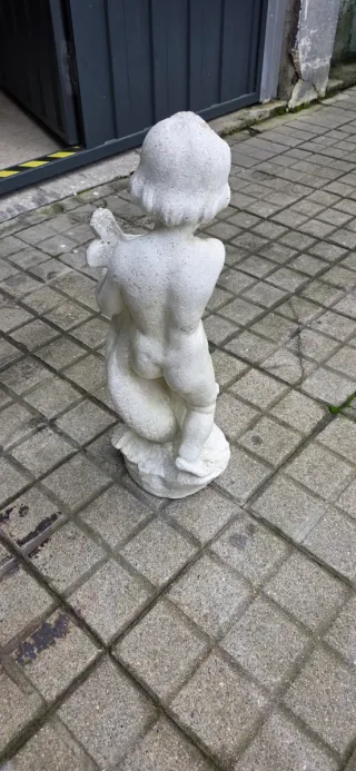 Statuetta in pietra per fontana bambino con pesce