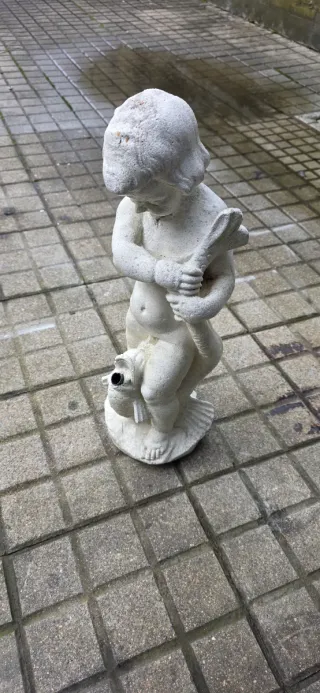 Statuetta in pietra per fontana bambino con pesce