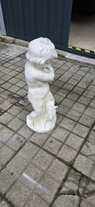 Statuetta in pietra per fontana bambino con pesce