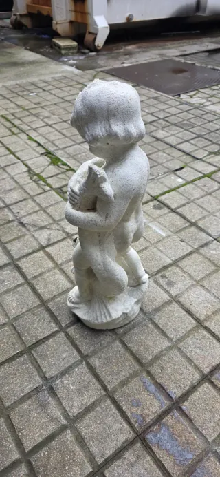 Statuetta in pietra per fontana bambino con pesce