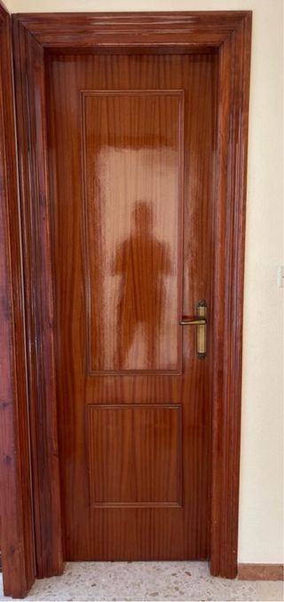 Puerta de madera que abre a la izquierda