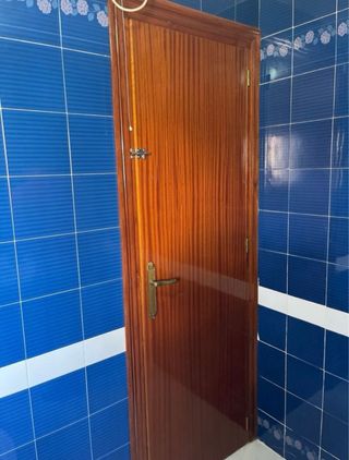 Puerta de madera que abre a la izquierda