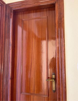 Puerta de madera que abre a la izquierda