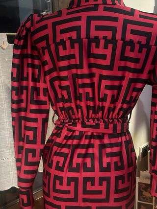 Abito fantasia geometrica rosso e nero