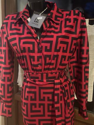 Abito fantasia geometrica rosso e nero