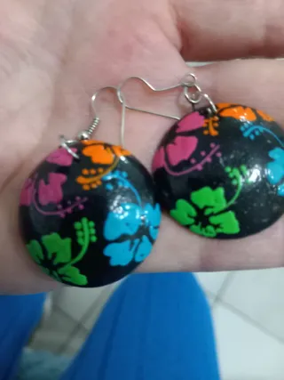 Orecchini rotondi con fiori colorati