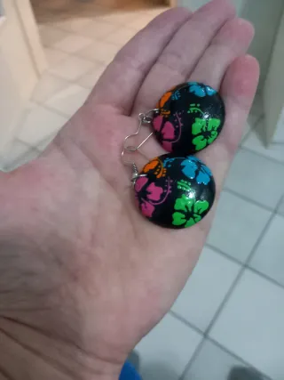 Orecchini rotondi con fiori colorati