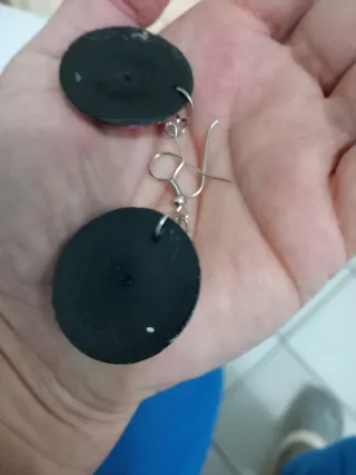 Orecchini rotondi con fiori colorati