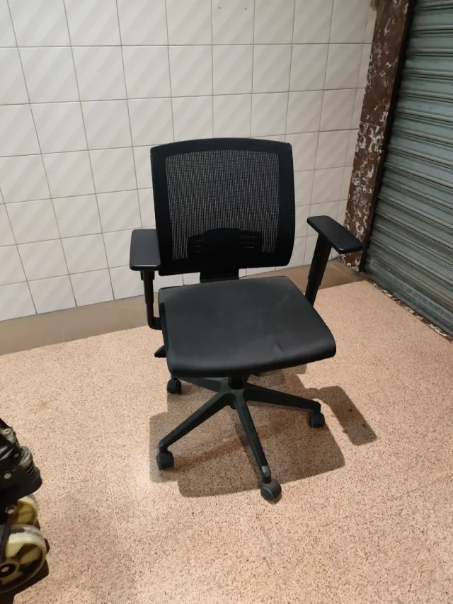 Silla de oficina ergonómica negra