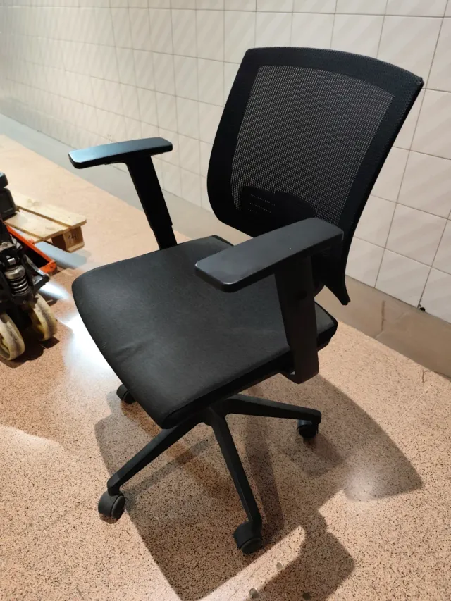 Silla de oficina ergonómica negra