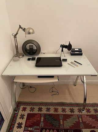 Scrivania in vetro temperato e metallo