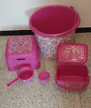 vendo set de baño rosa con cubo y taburete