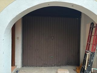 Portón de cochera marrón