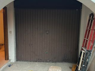Portón de cochera marrón