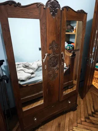 Armario de nogal con espejos
