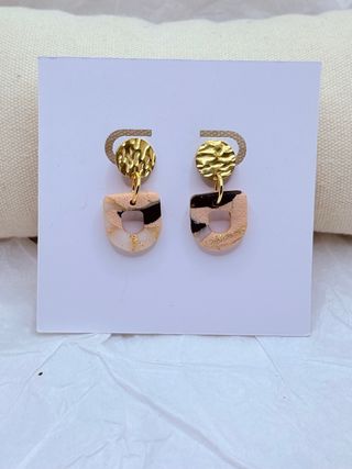 Pendientes artesanales beige y dorados
