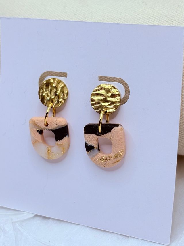 Pendientes artesanales beige y dorados