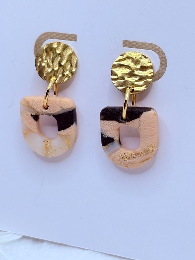 Pendientes artesanales beige y dorados