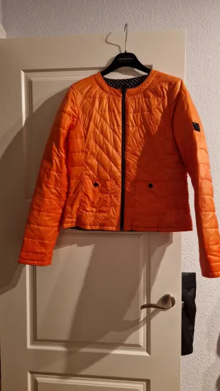 Chaqueta acolchada reversible naranja y negra