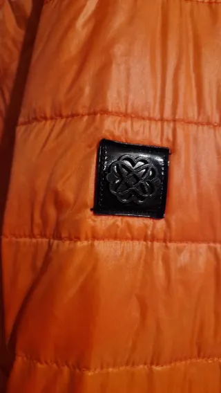 Chaqueta acolchada reversible naranja y negra