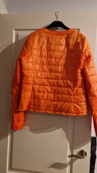 Chaqueta acolchada reversible naranja y negra