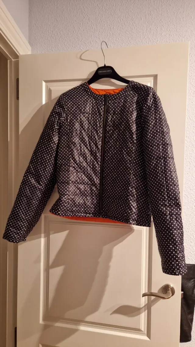 Chaqueta acolchada reversible naranja y negra