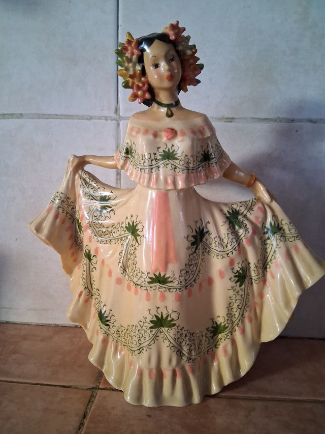 Figura de  mujer con flores