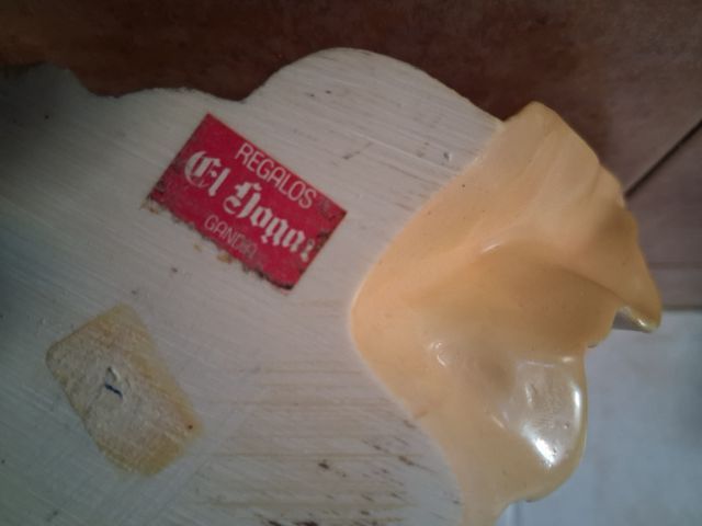 Figura de  mujer con flores