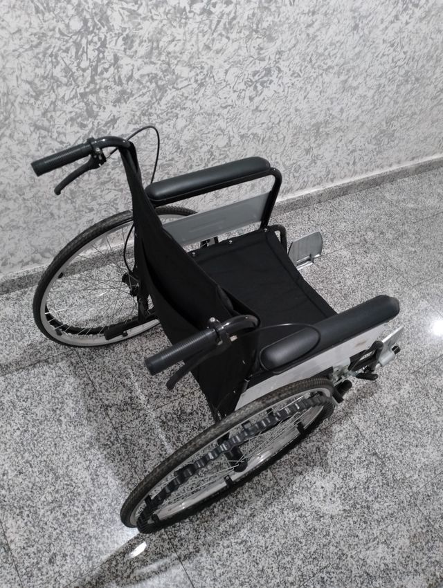 Silla de ruedas negra. Torrevieja (Alicante)