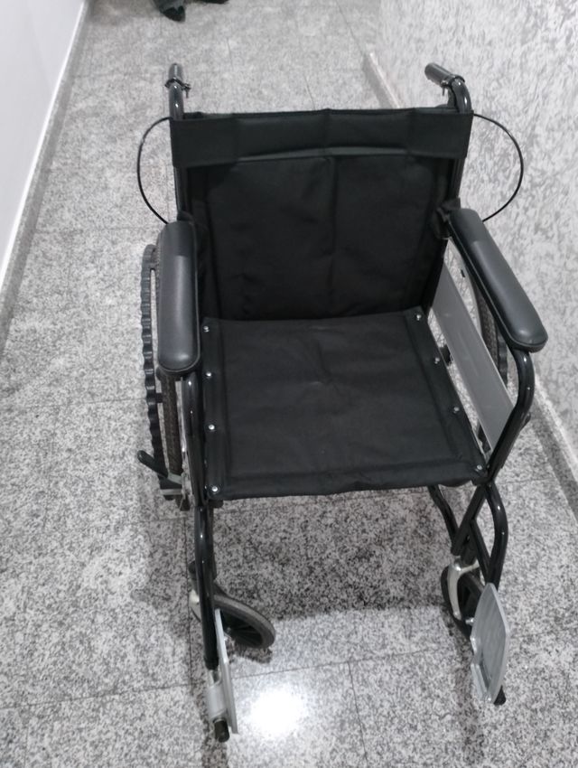 Silla de ruedas negra. Torrevieja (Alicante)