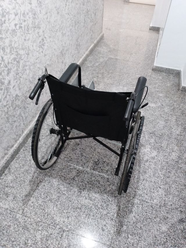 Silla de ruedas negra. Torrevieja (Alicante)