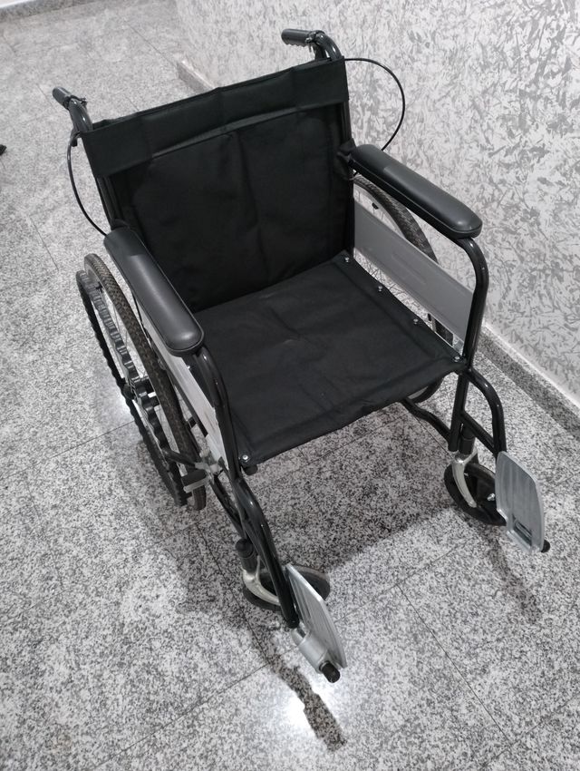 Silla de ruedas negra. Torrevieja (Alicante)