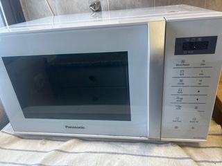 Microondas Panasonic con Grill NN-K35HWM