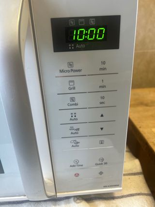 Microondas Panasonic con Grill NN-K35HWM