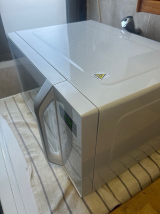 Microondas Panasonic con Grill NN-K35HWM