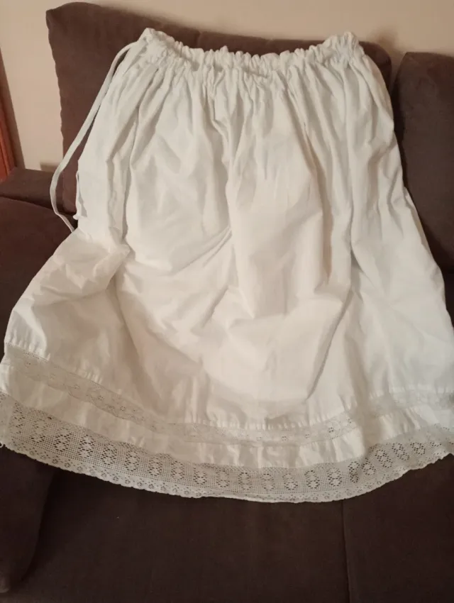 Antiguas enaguas largas con encaje en el bajo