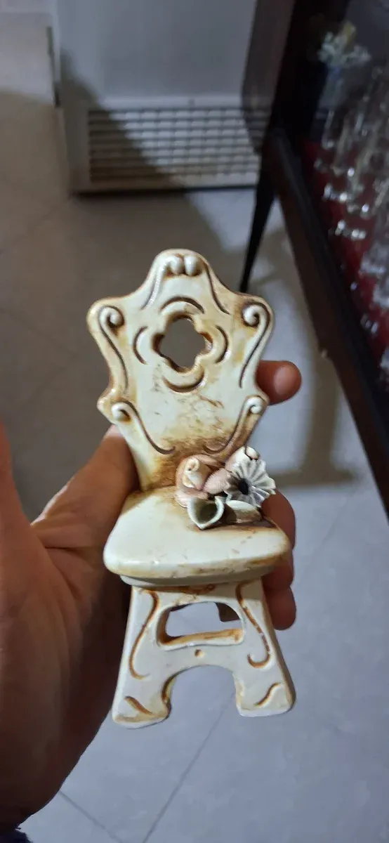 Soprammobile vintage sedia decorata