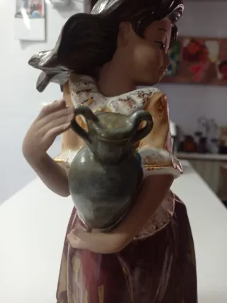 Figura de niña con cántaro