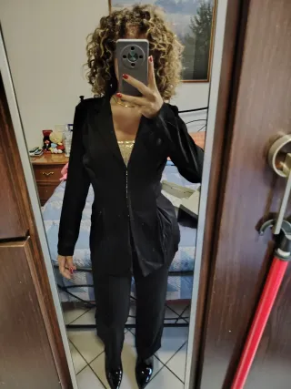 Completo elegante giacca e pantalone nero