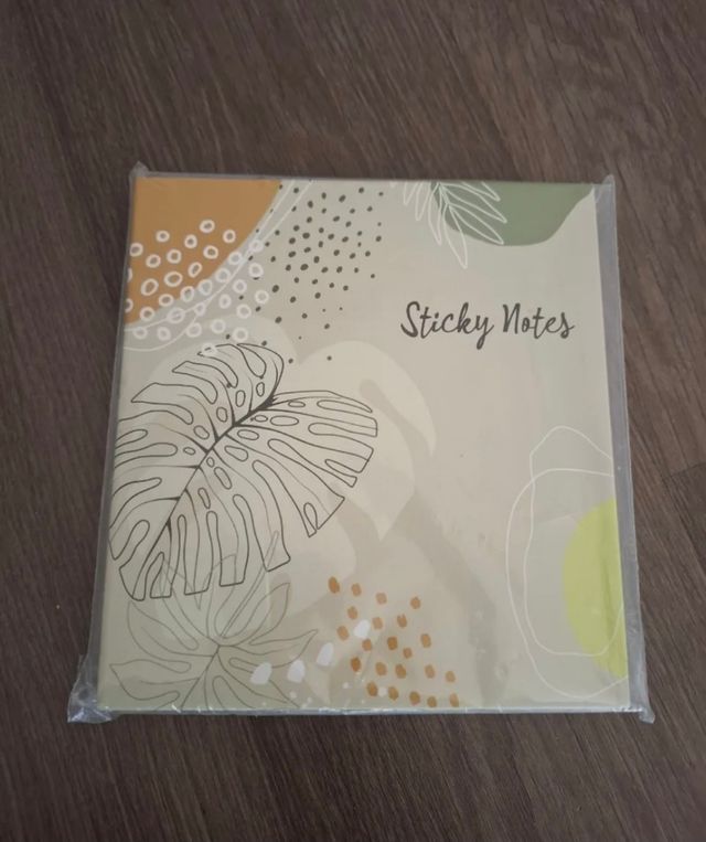 Bloc de notas adhesivas diseño hojas