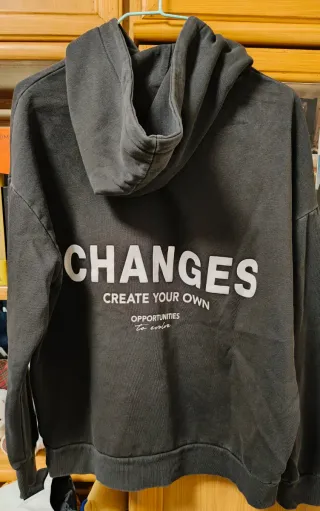 Sudadera negra con estampado CHANGES